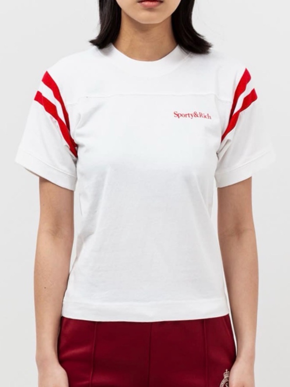 SPORTY & RICH SERIF LOGO FOOTBALL TEE (WHITE / SPORTS RED)